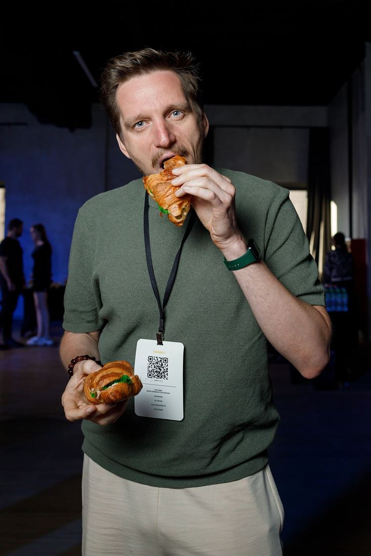 Виктор с круассаном